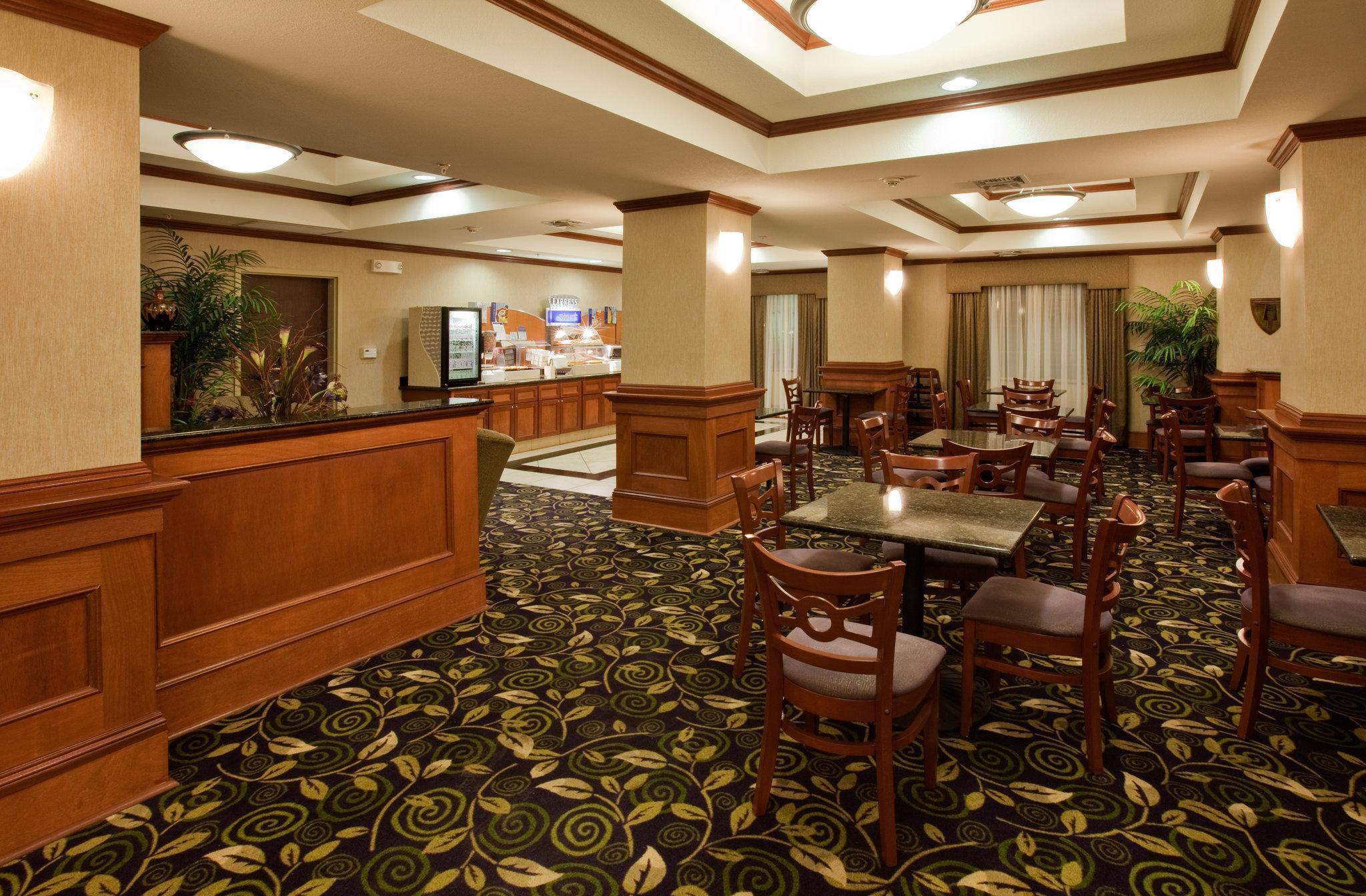 Holiday Inn Express Hotel And Suites Ada By Ihg Exteriér fotografie